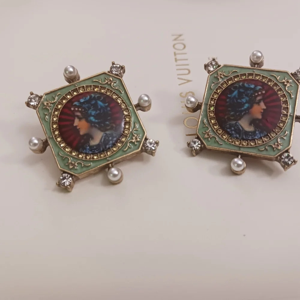 Kenneth JAY LANE Vintage-Inspired Gold and Green Earrings - Picture 3 of 9